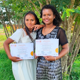 Deux jeunes femmes présentent leur attestation de fin de formation