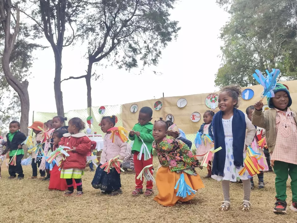 Featured image for “Clôture festive à la maternelle solidaire : une fin d’année pleine d’espoir pour les grands du Village”