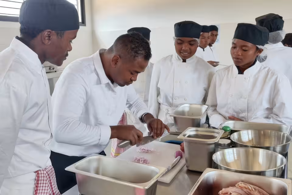 ecole-de-cuisine-debut-cours-association-aina-7