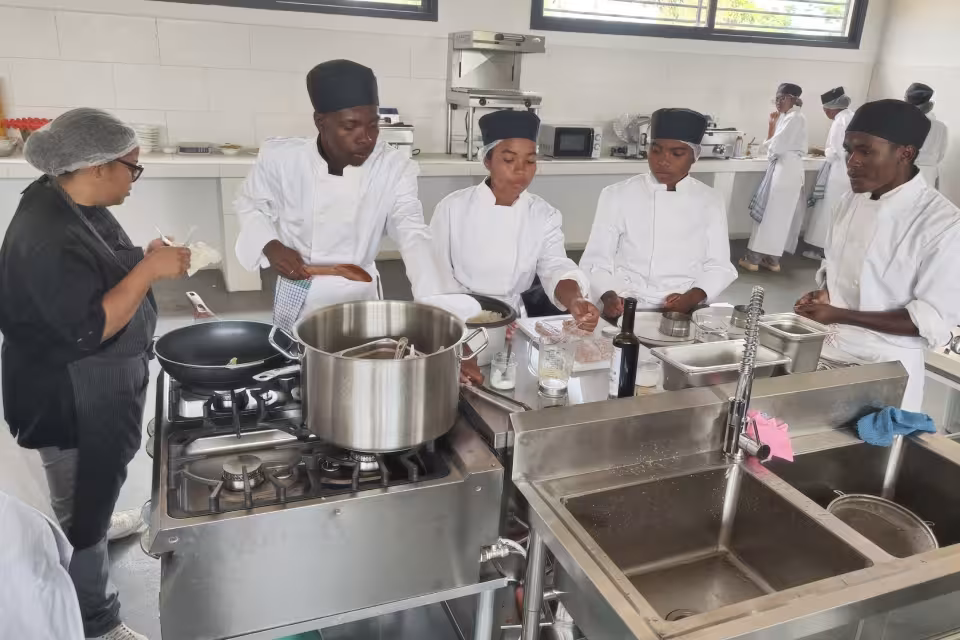 ecole-de-cuisine-debut-cours-association-aina-8