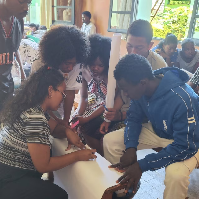 Des jeunes collaborent en groupe autour d'une activité de réflexion collective