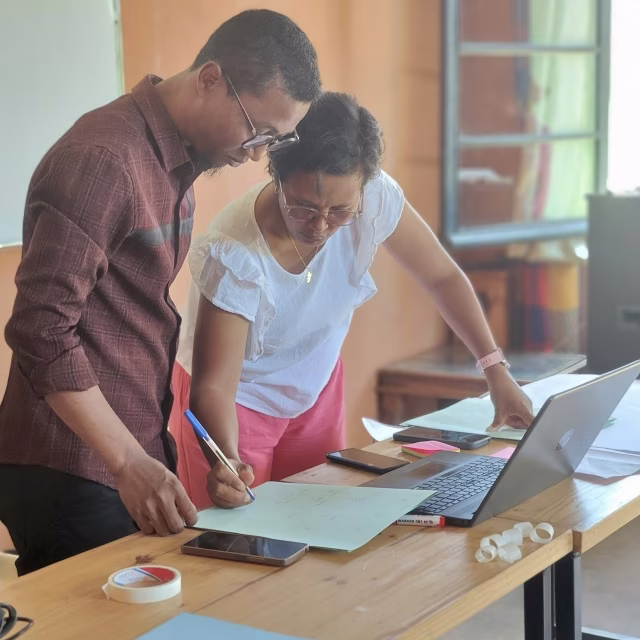 M. Didier et Mme Onintsoa de l'équipe Izy Life préparent les activités de l'atelier