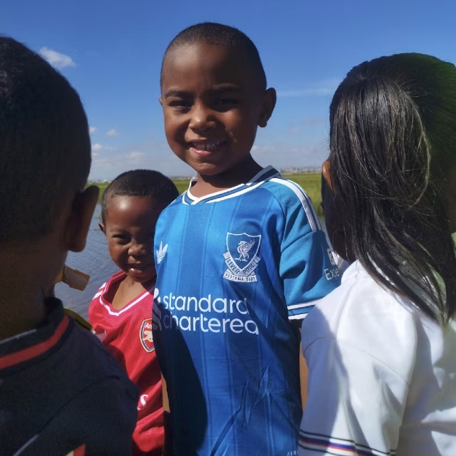 Garçon souriant en maillot de football bleu lors du carnaval sportif à Laniera