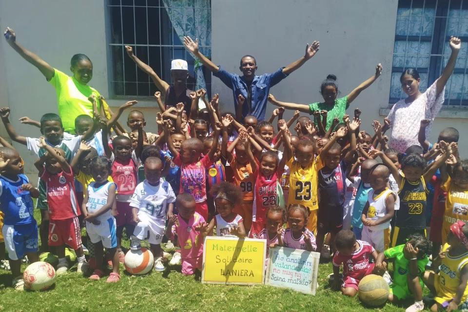 Photo de groupe des enfants et éducateurs de la maternelle solidaire de Laniera lors de la journée sport