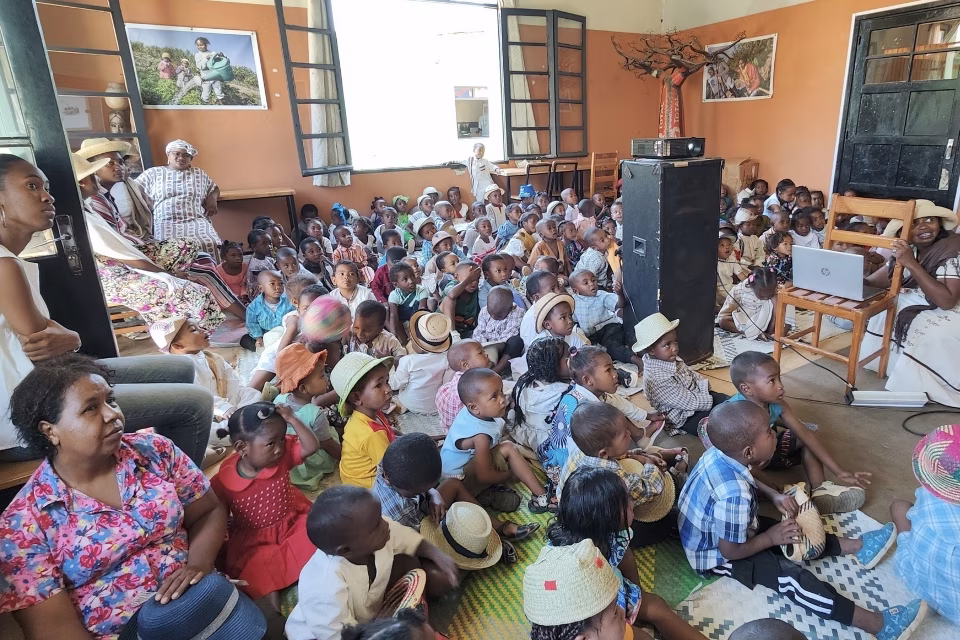 Enfants et parents réunis dans la salle pour une présentation culturelle à la maternelle d'Isotry