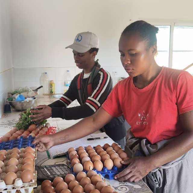 Nandrianina et un collègue trient les œufs de la ferme au Centre de Formation Agricole d'Aïna