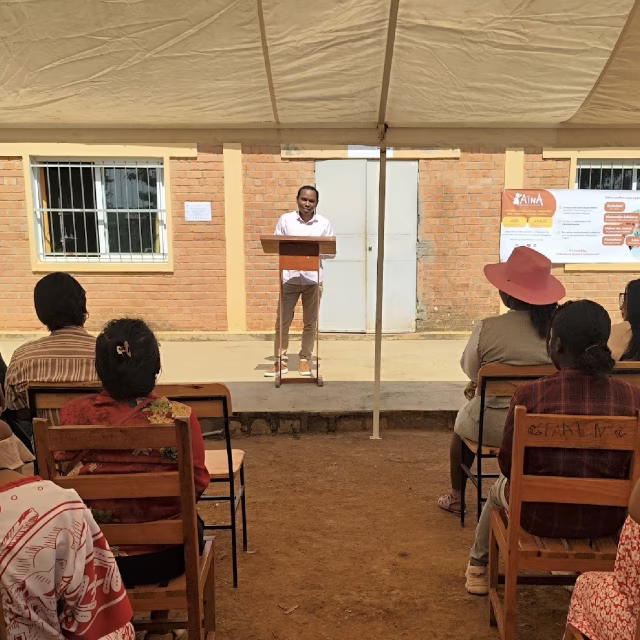 Discours d’un représentant local au pupitre lors de la cérémonie de remise des attestations au Centre de Formation Solidaire de Couture