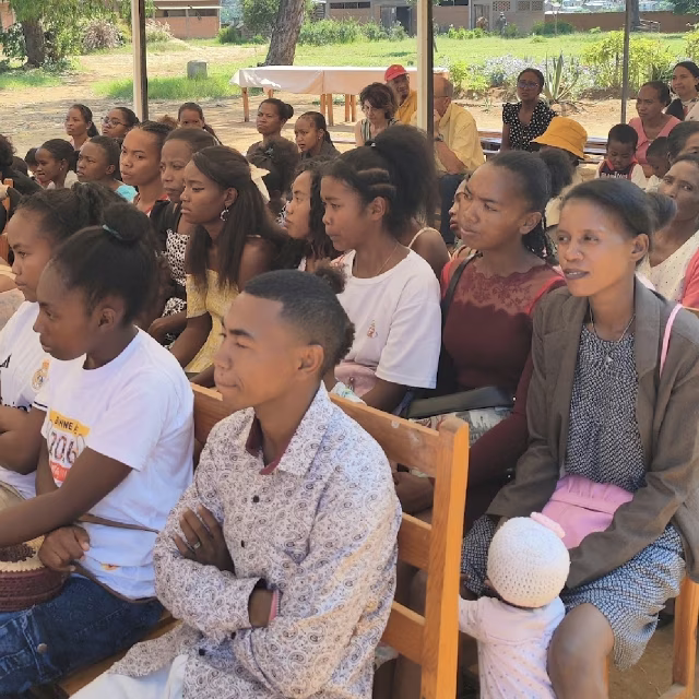 Les apprenants du CFSC assis et attentifs lors de la cérémonie de remise des attestations au Village Aïna