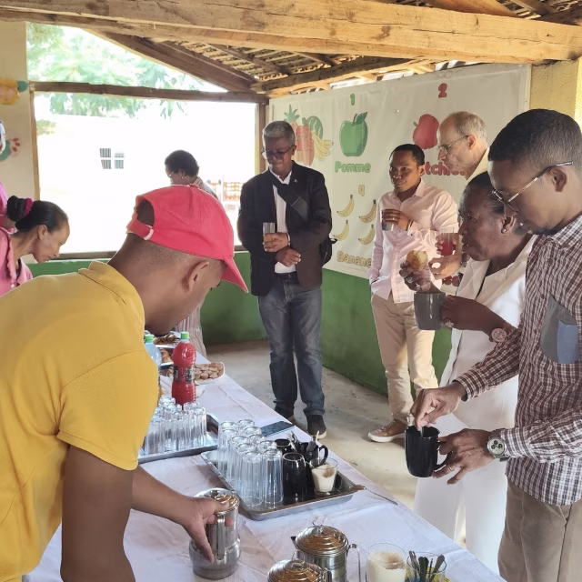 Moment de convivialité autour du buffet après la cérémonie de remise des attestations au Village Aïna