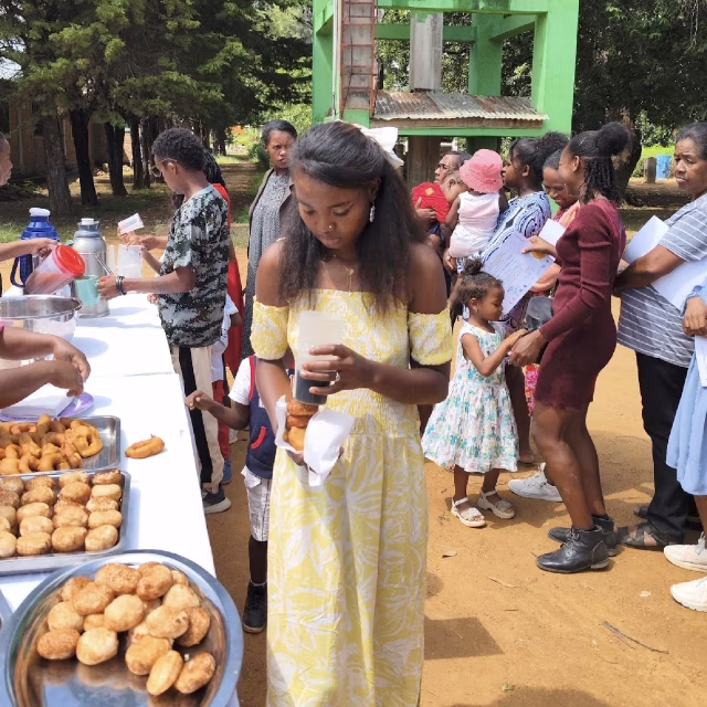 Une participante se sert au buffet lors de la célébration de la sixième promotion du CFSC