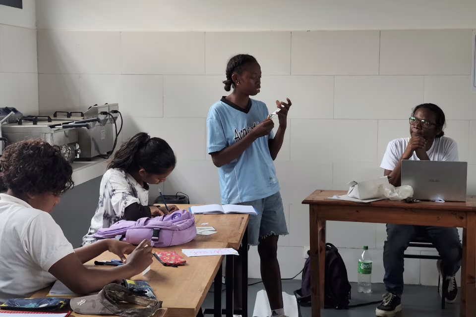 Élève prenant la parole lors d'un cours théorique à l'École de Cuisine Solidaire d'Aïna