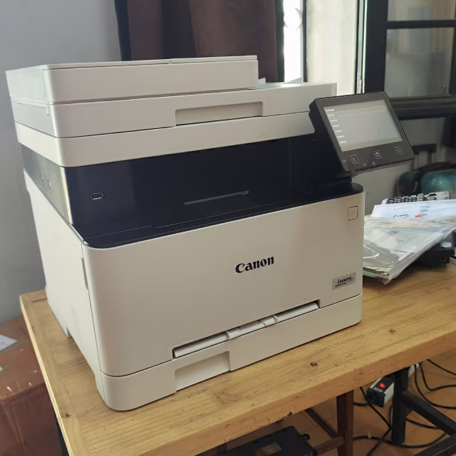 Imprimante multifonction Canon installée pour les besoins administratifs et pédagogiques de l'école