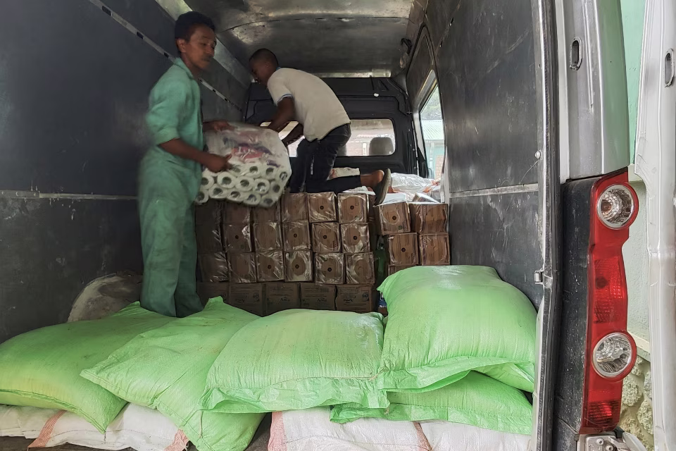 Livraison de denrées alimentaires et de sacs de riz pour les structures d'Aïna Enfance et Avenir