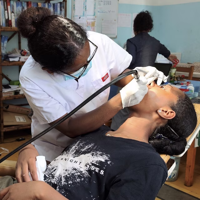 Consultation médicale d'un jeune au centre de soins d'Aïna Enfance et Avenir