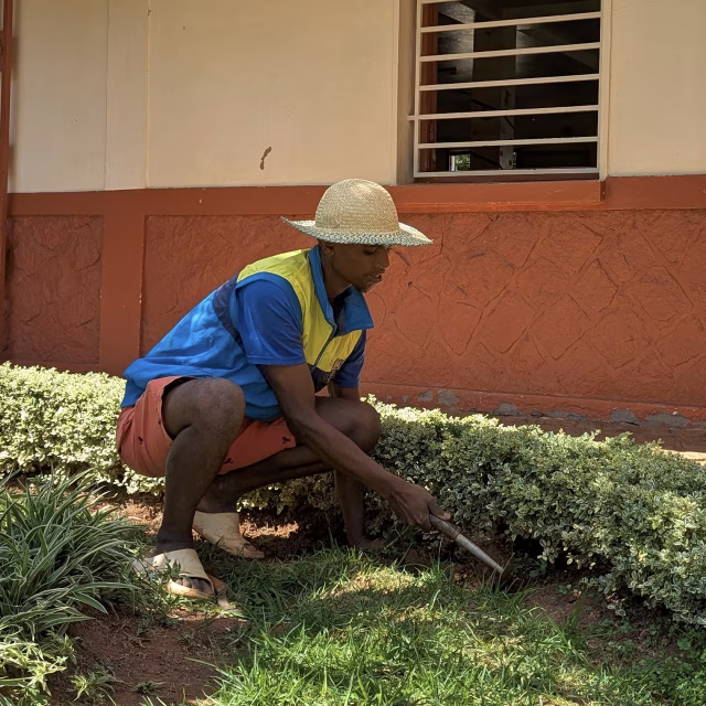 Entretien des espaces verts et jardins de l'orphelinat de Malaza