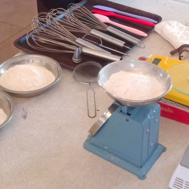 Atelier cuisine à l'orphelinat de Malaza : enfants apprenant les bases de la cuisine et de l'hygiène