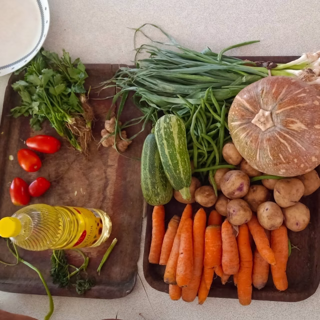 Enfants de Malaza préparant ensemble une recette dans le cadre de l'activité d'art culinaire