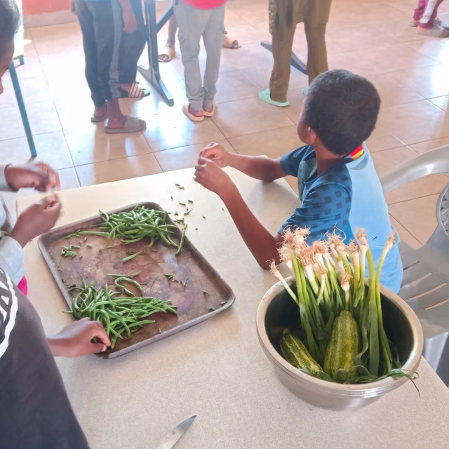 Jeunes orphelins découvrant les métiers de la cuisine à travers l'atelier culinaire de Malaza