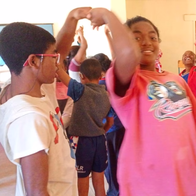 Enfants de l'orphelinat Aïna pratiquant la danse de salon chaque samedi à Malaza