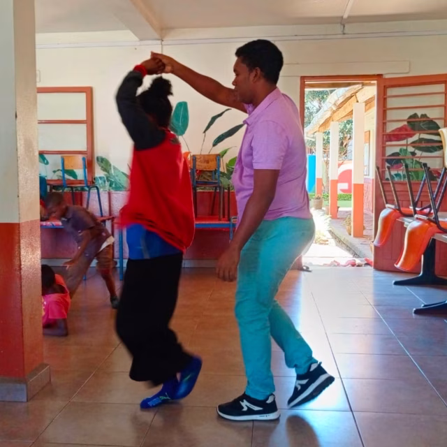 Atelier de danse de salon à Malaza : enfants apprenant à se mouvoir ensemble et à gagner en confiance