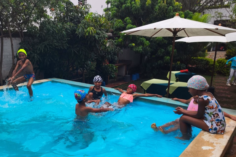 Enfants de Malaza profitant de l'activité piscine lors de leur journée de sortie