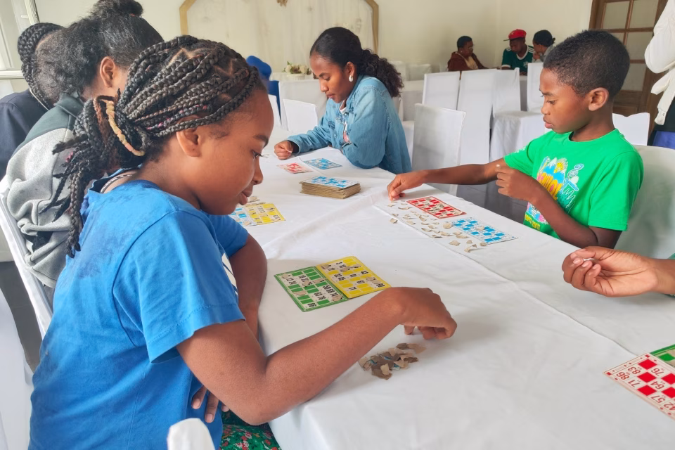 Activité piscine à la sortie éducative de l'orphelinat Aïna : moment de détente et d'apprentissage