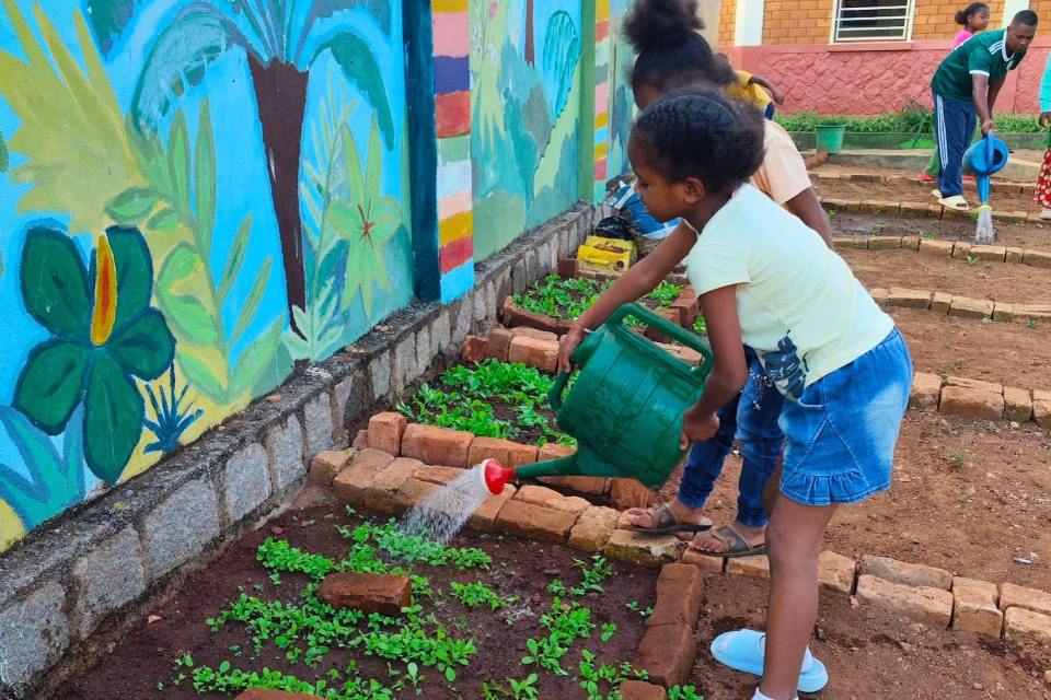 Potager éducatif de l'orphelinat de Malaza : enfants semant et entretenant les cultures