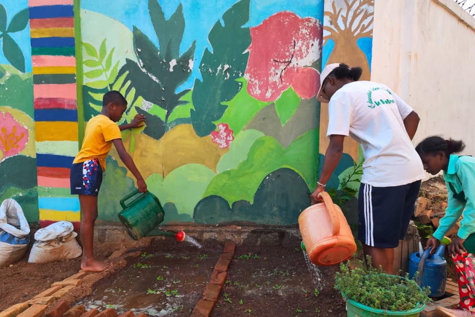 Activité potager à Malaza : sensibilisation à la nature et à la biodiversité avec des supports recyclés