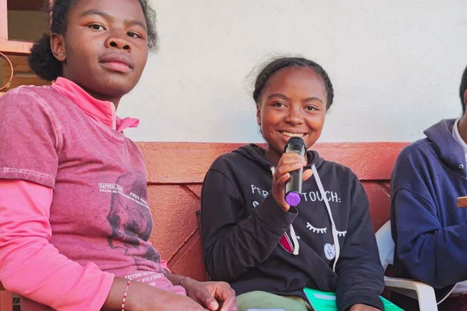 Atelier théâtre à l'orphelinat de Malaza : enfants jouant des scènes autour du développement personnel