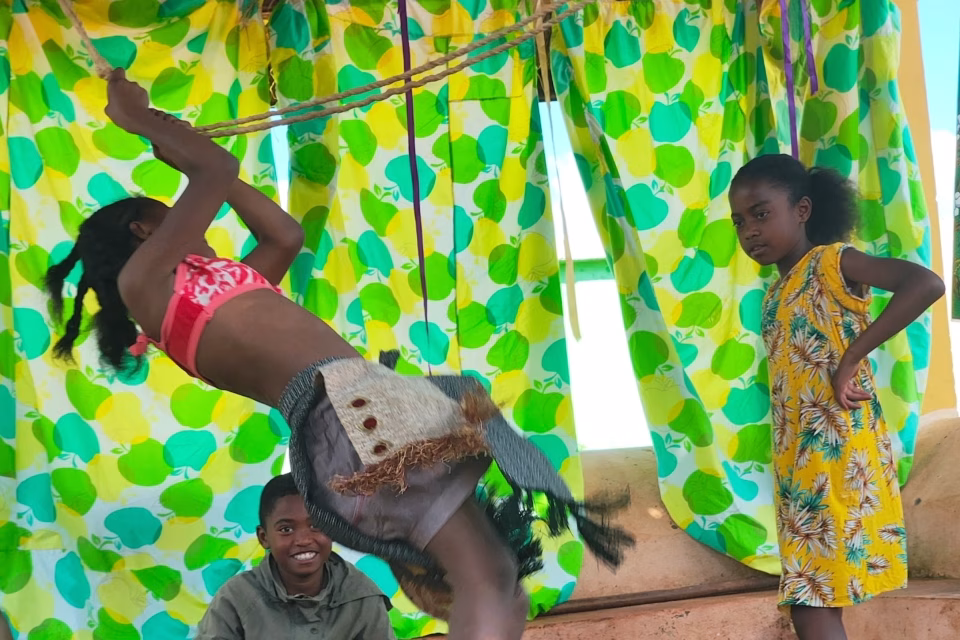 Enfants de Malaza en répétition théâtrale, prise de parole et créativité collective