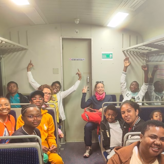 Découverte des transports publics : enfants de Malaza dans une gare lors de leur journée hors du centre