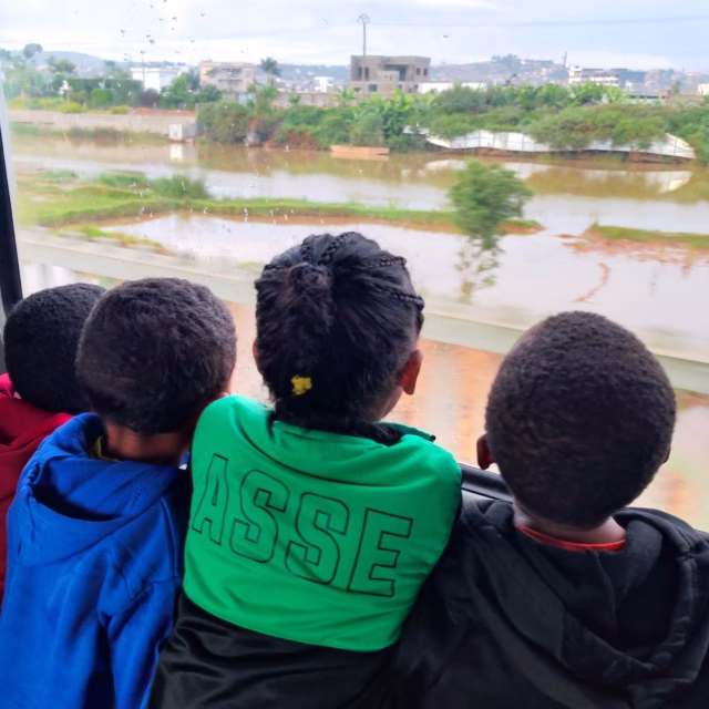 Sortie éducative en train à Madagascar : enfants de Malaza découvrant la vie en société