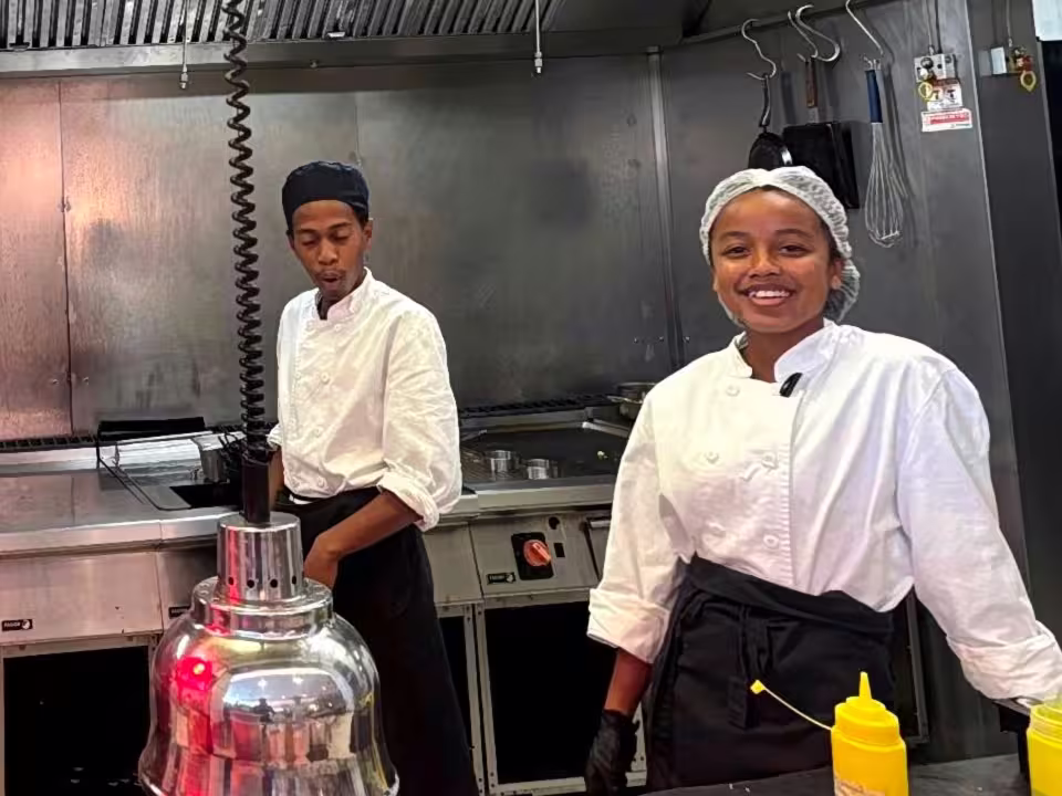 Featured image for “Une immersion professionnelle décisive pour les jeunes de notre École de Cuisine Solidaire”