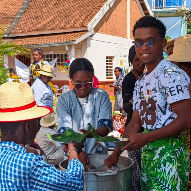 Service du petit-déjeuner traditionnel sur des feuilles de banane, distribué aux jeunes lors du Taombaovao Malagasy à Malaza.