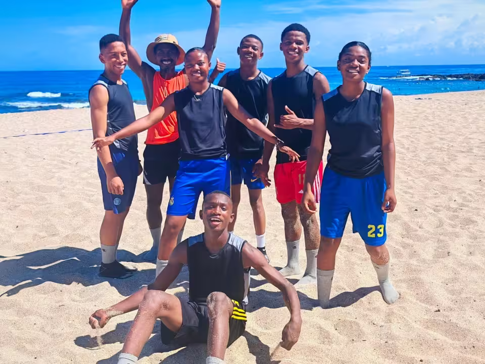 Featured image for “Cap sur La Réunion : 6 jeunes d’Aïna vivent une aventure internationale grâce au Tchoukball”