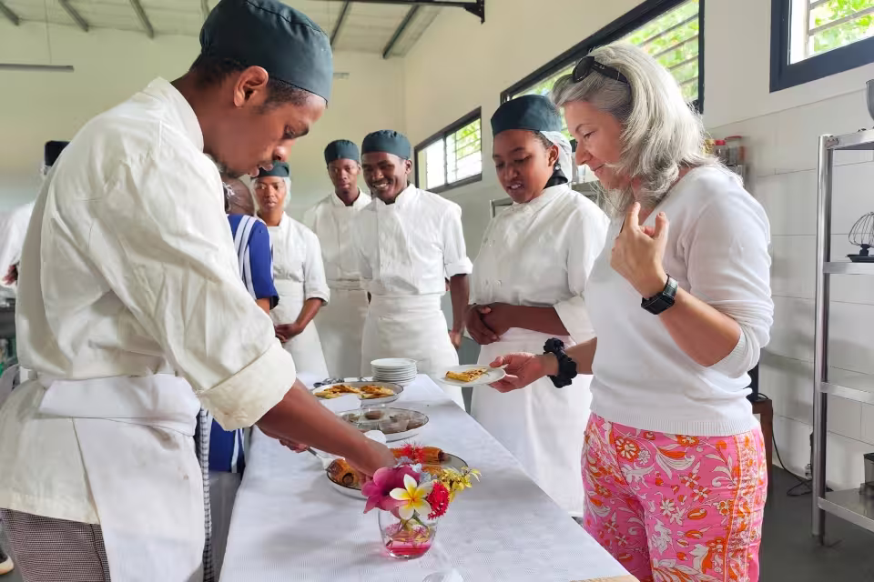 Dégustation des préparations des jeunes apprenants en présence de Laure Kermen et de sa collaboratrice lors de la visite de la Fondation Groupe ADP au Village Aïna.