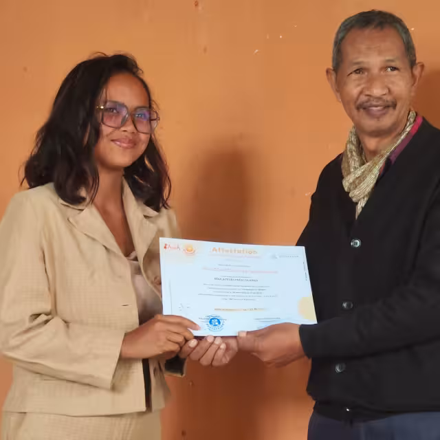 Une jeune éducatrice préscolaire reçoit son attestation CFSEP lors de la cérémonie de remise des diplômes
