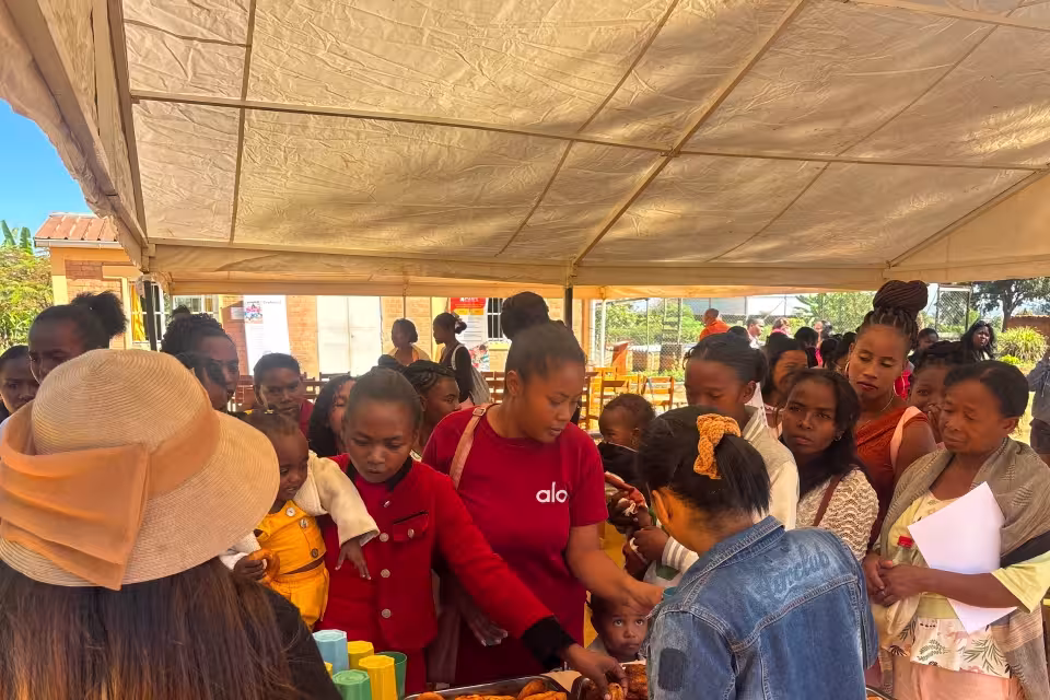 Moment de convivialité sous le chapiteau lors de la collation réunissant diplômées, familles et équipes d'Aïna.