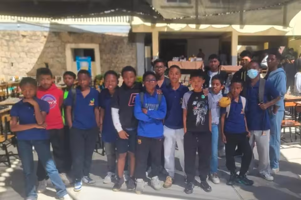 Groupe de jeunes participants au tournoi d'échecs de l'Alliance Française Antsahabe, posant ensemble