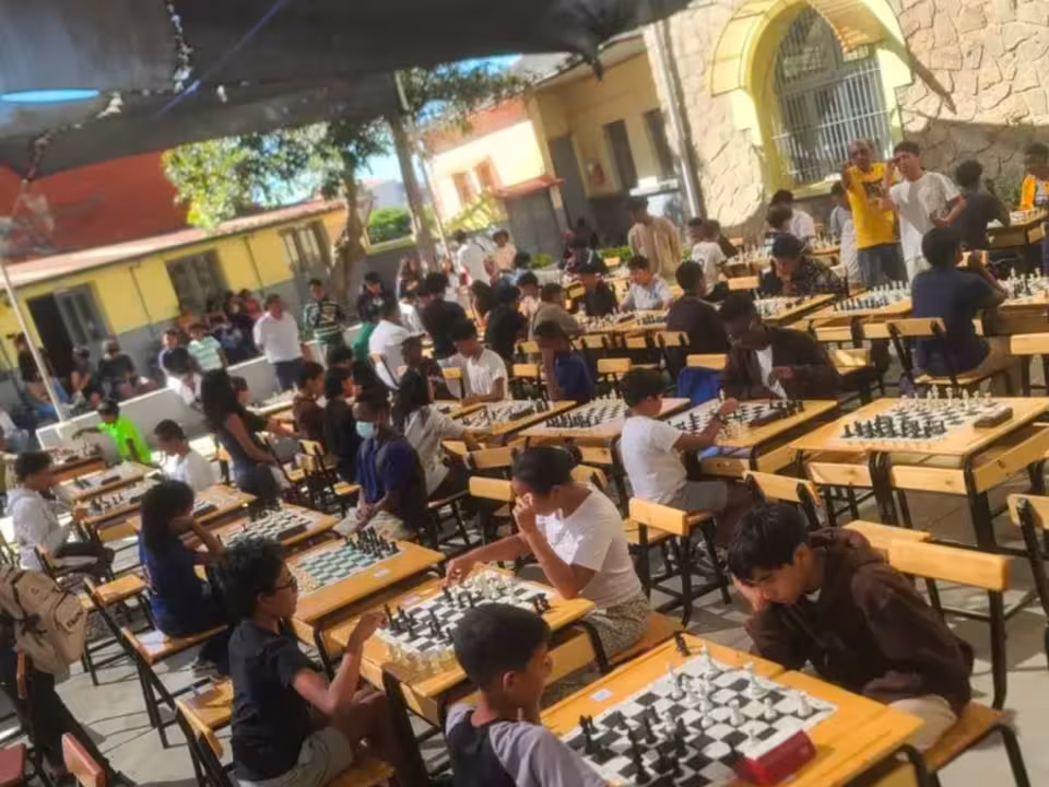 Featured image for “Anja aux échecs : quand une opportunité scolaire devient une victoire d’épanouissement”