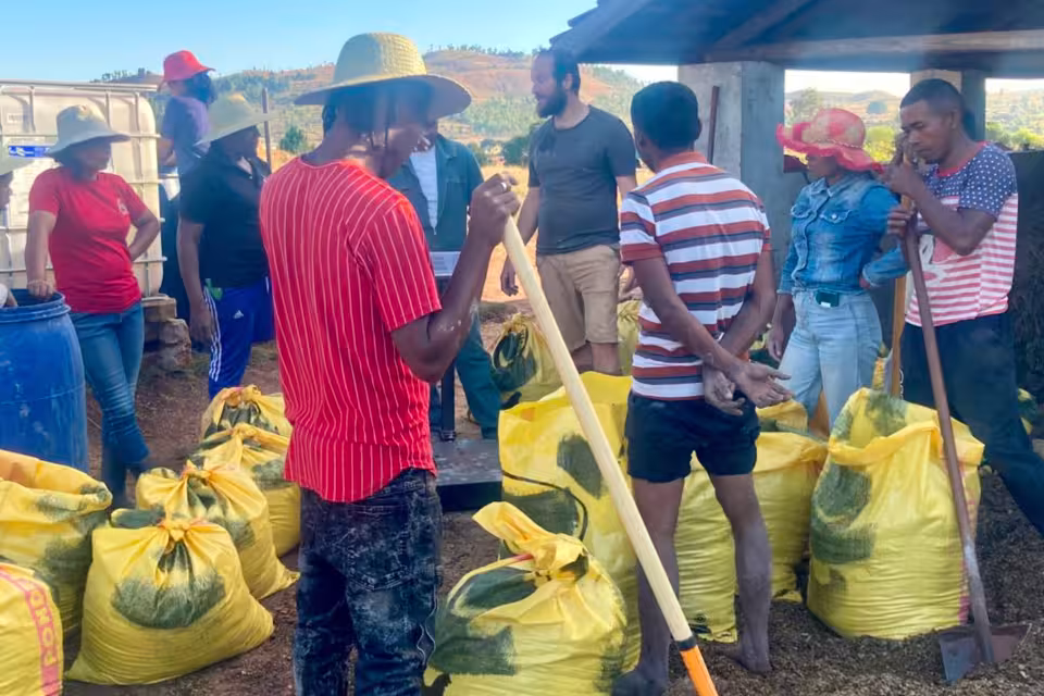 Participants réunis autour de sacs de matière organique lors d'un atelier de compostage à Antsirabe