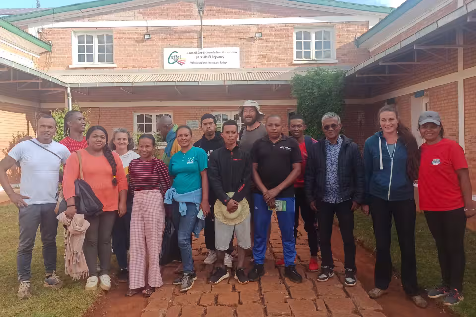 Groupe de participants posant devant le centre CEFFEL d'Antsirabe à l'issue de la formation en agroécologie