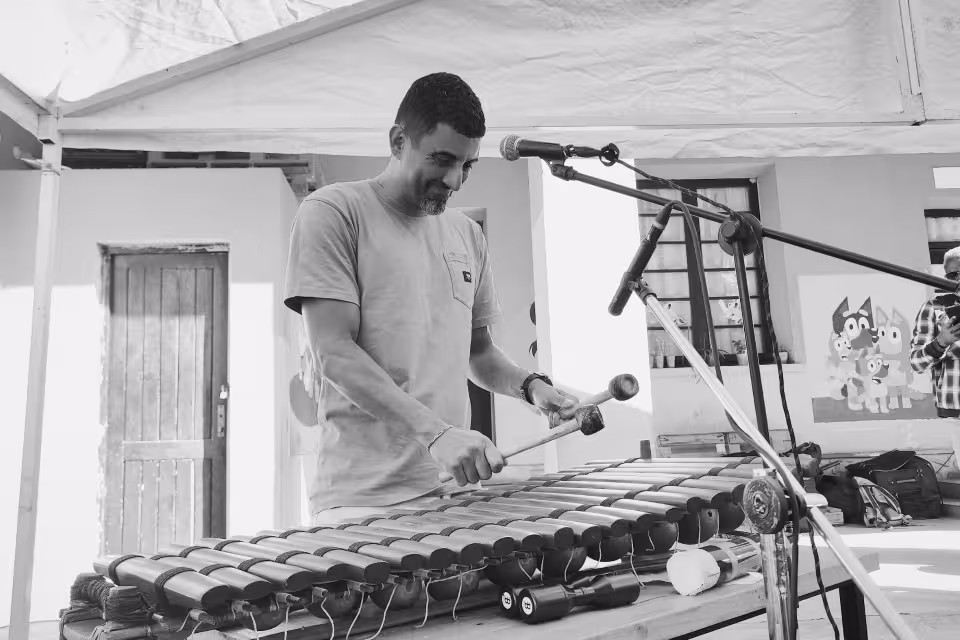 Un musicien de Dia Dia Maloya au balafon devant son micro, lors du concert au Village Aïna