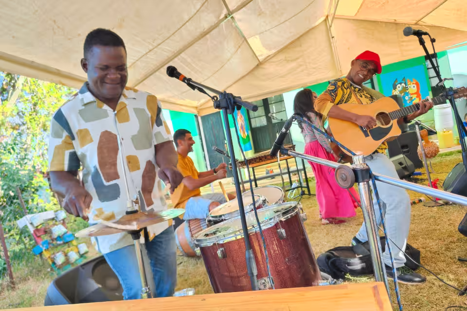 Le groupe Dia Dia Maloya en concert : percussions et guitare acoustique sur la scène du Village Aïna