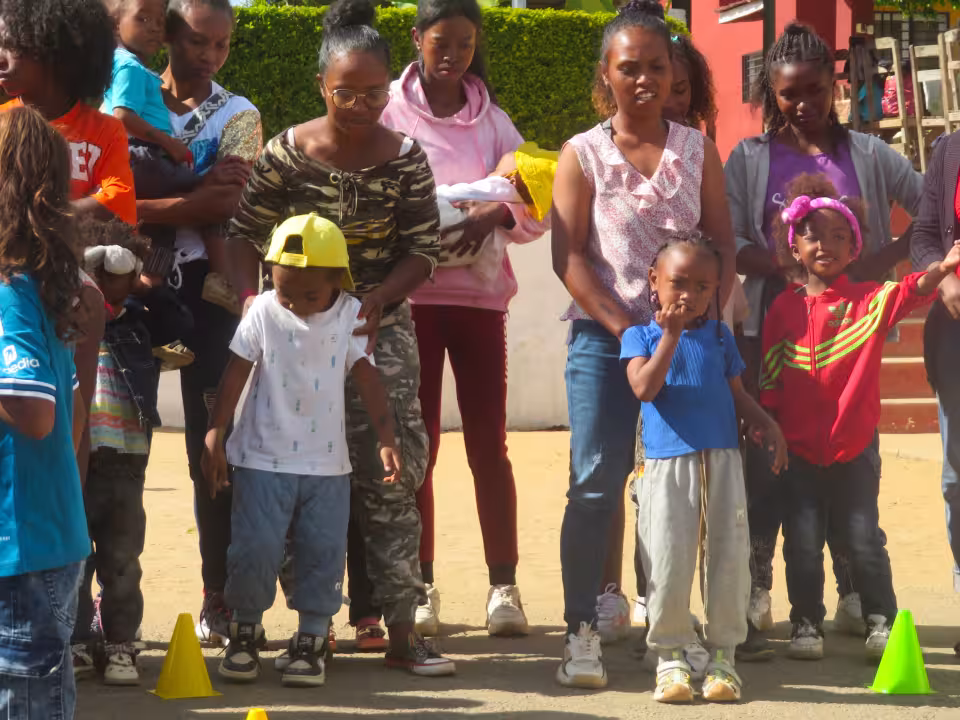 Familles et enfants de la maternelle solidaire du Village Aïna réunis lors d'une journée récréative