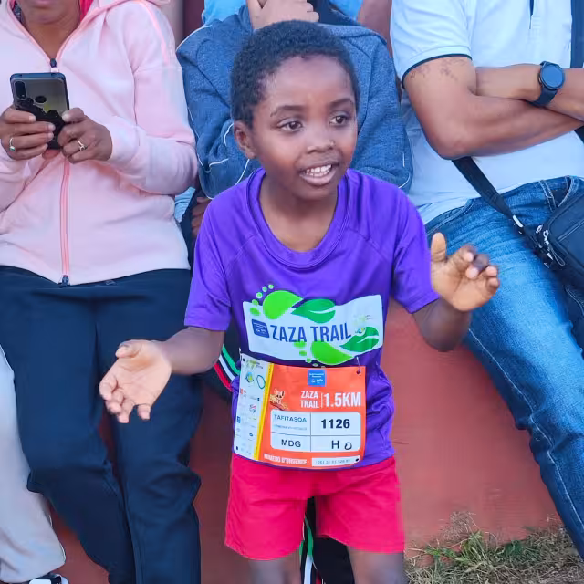 Jeune participant d'Aïna avec son dossard Zaza Trail 1,5 km, prêt à prendre le départ