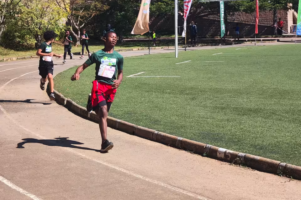 Jeune coureur d'Aïna en plein effort sur la piste lors du Zaza Trail de l'UTOP 2026
