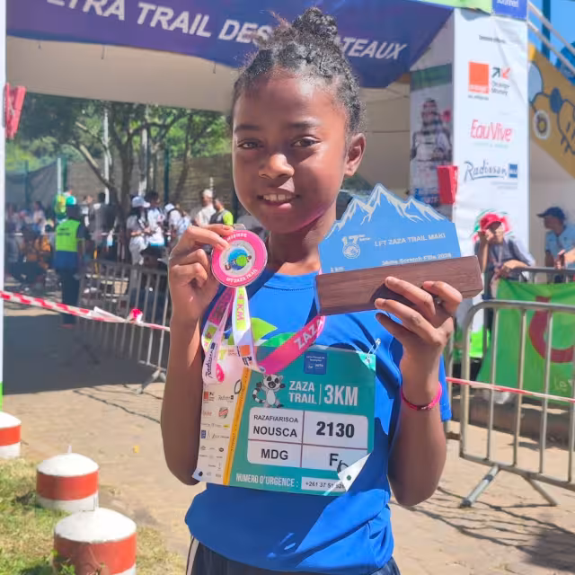 Nousca, 3ᵉ au LFT Zaza Trail Maki filles, souriante avec sa médaille et son trophée UTOP