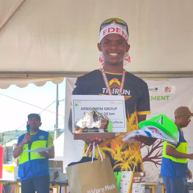 Fenosoa, 2ᵉ de l'Arbiochem Group Fun Run 10 km, recevant son trophée lors de la remise des prix