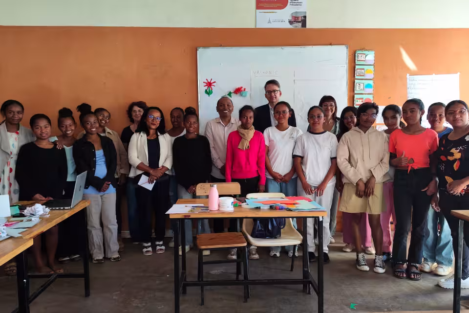 L'Ambassadeur d'Allemagne réuni avec les apprenants et l'équipe Aïna pour une photo de groupe lors de la visite officielle